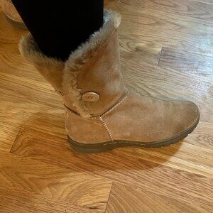 Suede tan boots with fur and button